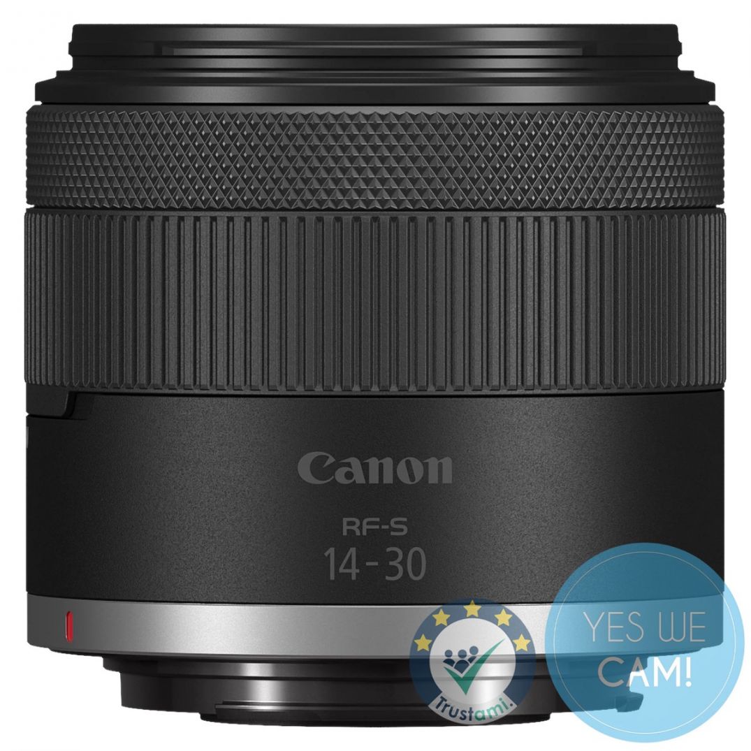 Kompaktes RF-S 14-30mm Power-Zoomobjektiv für Canon EOS R APS-C Kameras bei Videoaufnahme im Freien.
