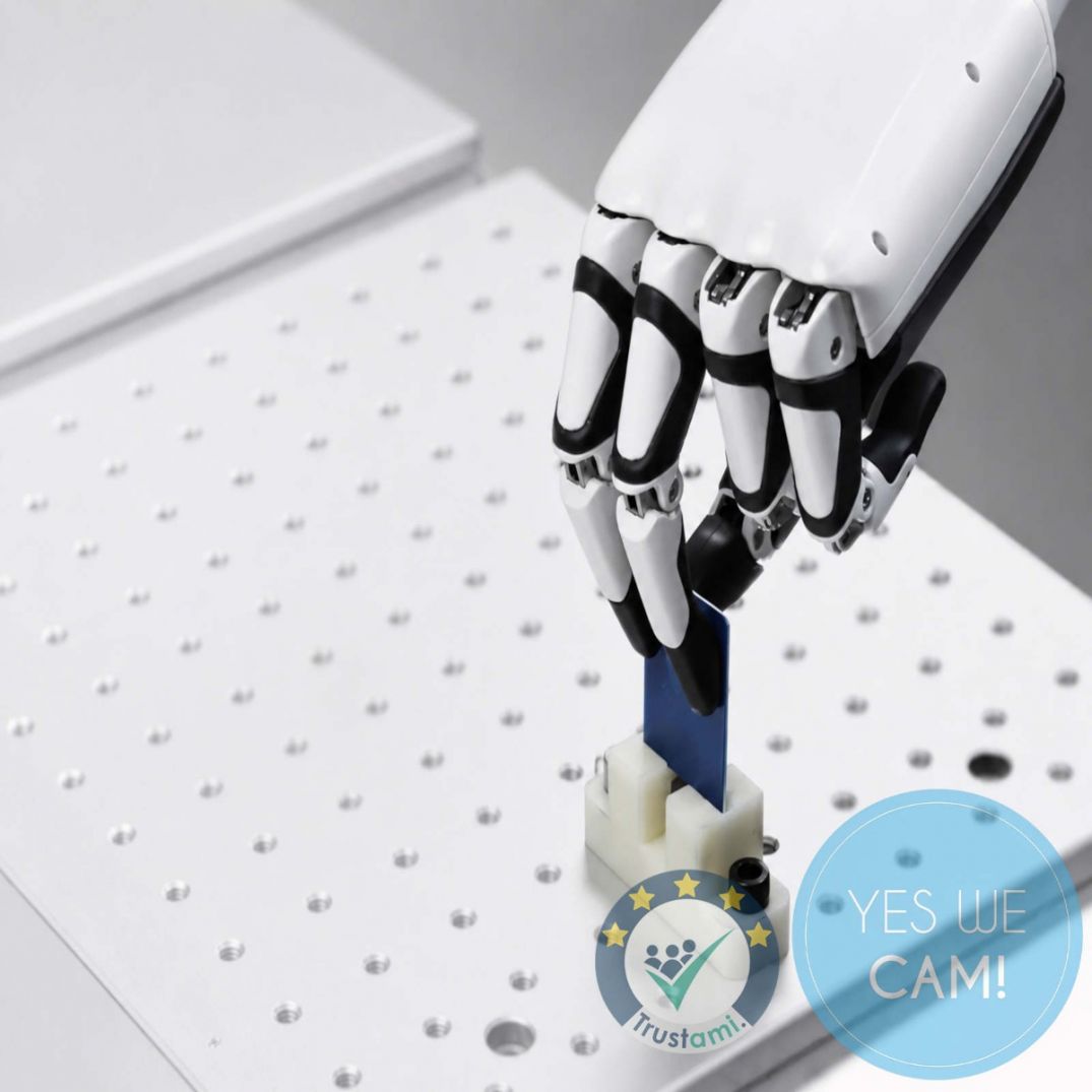 Inspire Robots RH56DFX-2L Roboterhand greift ein blaues Bauteil in einer präzisen Laboranwendung