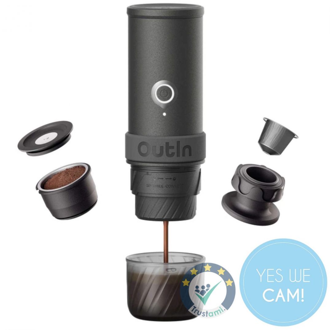 OutIn Mino Space Grey bei der Espressozubereitung mit Kaffeepulver, Filtereinsatz, Kapseladapter und Becher