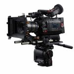 Blackmagic URSA Cine 17K 65 mit ausgeklapptem 5-Zoll-HDR-Display am Filmset