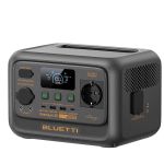 Kompakte BLUETTI Premium 30 V2 Tragbare Powerstation in frontaler Nahansicht mit beleuchtetem LCD-Display und seitlichem AC-Input