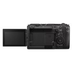 Rückansicht der Canon EOS C50 mit aufgeklapptem Touchdisplay und Bedienelementen