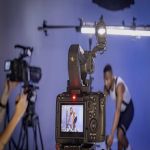 Canon EOS C50 im Studio-Setup mit Monitor, Licht und Sportaufzeichnung auf dem Display