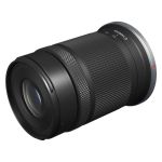 Canon RF-S 55-210mm F5-7.1 IS STM Objektiv mit Objektivdeckel E-55 und Rückdeckel auf weißem Hintergrund
