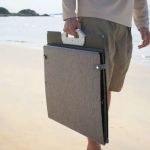 DJI IBCPOWER 200W faltbares Solarpanel im mobilen Einsatz, getragen von einer Person am Strand