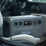 DJI Power Station wird im Fahrzeug über 12V/24V Autosteckdose mit SDC-Netzkabel geladen