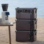 DJI Power Expansion Battery 2000 gestapelt mit DJI Powerstation für modulare Energieversorgung beim Camping