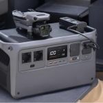 DJI Mavic 3 wird mit DJI Power Station über SDC Schnellladekabel geladen