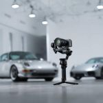 DJI RS 5 Gimbal mit Kamera in Studio-Umgebung für professionelle Filmaufnahmen