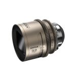 DZOFILM Arcana Prime 32 mm T2.1 PL Objektiv mit Fokus- und Blendenskala in Seitenansicht