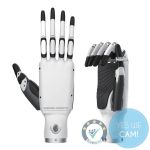 Inspire Robots RH56DFX Roboterhand greift auf einem Teststand ein kleines Bauteil mit mehreren Fingern.