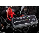 NOCO GB150 Boost Pro 12V 3000A Jump Starter angeschlossen an eine Fahrzeugbatterie im Motorraum