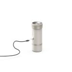 OutIn Fino Sandstone White elektrische Kaffeemühle beim Laden über USB-C-Kabel auf weißem Hintergrund