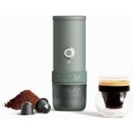OutIn Mino Canyon Green Portable Electric Espresso Machine mit Kaffeepulver, Kapsel und fertigem Espresso