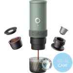 OutIn Mino Canyon Green portable Espressomaschine bei der Espresso-Extraktion mit Zubehör und Trinkbecher