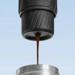 OutIn Mino Space Grey Detailaufnahme des Espresso-Auslaufs während der Kaffeeextraktion
