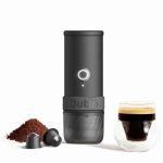 OutIn Mino Space Grey mobile Espressomaschine mit Kaffeepulver, Kapsel und frisch zubereitetem Espresso