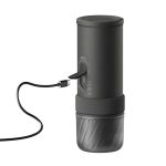OutIn Mino Space Grey tragbare elektrische Espressomaschine mit angeschlossenem USB-C-Ladekabel