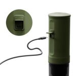 OutIn Nano Forest Green mit USB-C-Ladeanschluss und Ladekabel für den mobilen Akku-Betrieb