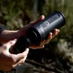 OutIn Nano Space Grey Portable Espresso Machine mit abnehmbarem Filtereinsatz im Outdoor-Einsatz