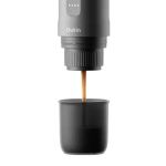OutIn Nano Space Grey tragbare Espressomaschine beim Brühen von Espresso in den Becher