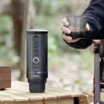 OutIn Nano Space Grey tragbare Espressomaschine beim Camping mit frisch zubereitetem Espresso