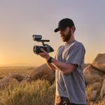Filmemacher bei einer Außenaufnahme mit der Sony FX5 Cinema-Kamera