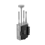 Teradek Battery Cradle RX V Mount Bolt 7 montiert an einem grau dargestellten Bolt 7 Empfänger mit vier Antennen.