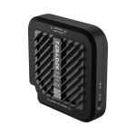 Teradek Bolt Mobile RX 750 mit zwei beidseitig abgewinkelten USB C Kabeln und Montageadapter.