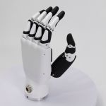 Unitree Inspire Robots RH56DFQ-2L linke dexteröse Roboterhand mit taktiler Sensorik und fünf Fingern auf neutralem Studiohintergrund.