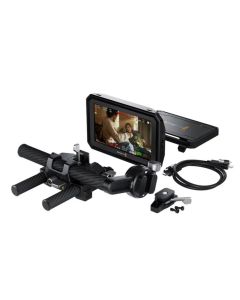 Blackmagic PYXIS Monitor mit aufsteckbarer Gegenlichtblende und flexibler Halterung
