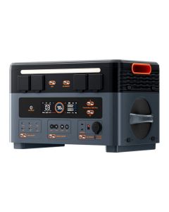 Frontansicht der Oscal PowerMax 2400 Pro mit Anschlüssen für AC, DC und USB sowie übersichtlichem Statusdisplay