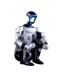 Unitree G1 EDU-U4 humanoider Roboter in gehockter Pose mit angezogenen Knien, freigestellt auf weißem Hintergrund