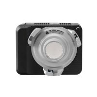 Die amaran Ray 120c Leuchte in Frontansicht mit Bowens-Mount und sichtbarer COB-Lichtquelle