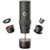 OutIn Mino Space Grey bei der Espressozubereitung mit Kaffeepulver, Filtereinsatz, Kapseladapter 